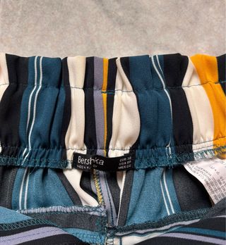 Pantalone largo a righe con cintura abbinata