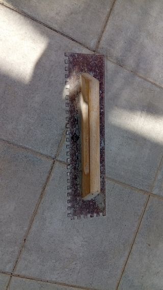Llana dentada para colocar azulejos