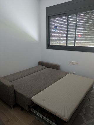 Sofá cama gris de alta gama con otomana