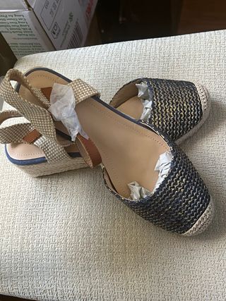 Zapatos cuña verano azul-dorado