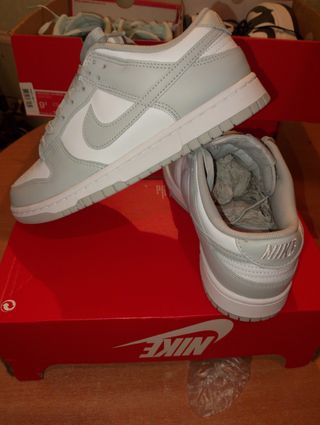 Nike Dunk Low grises y blancas