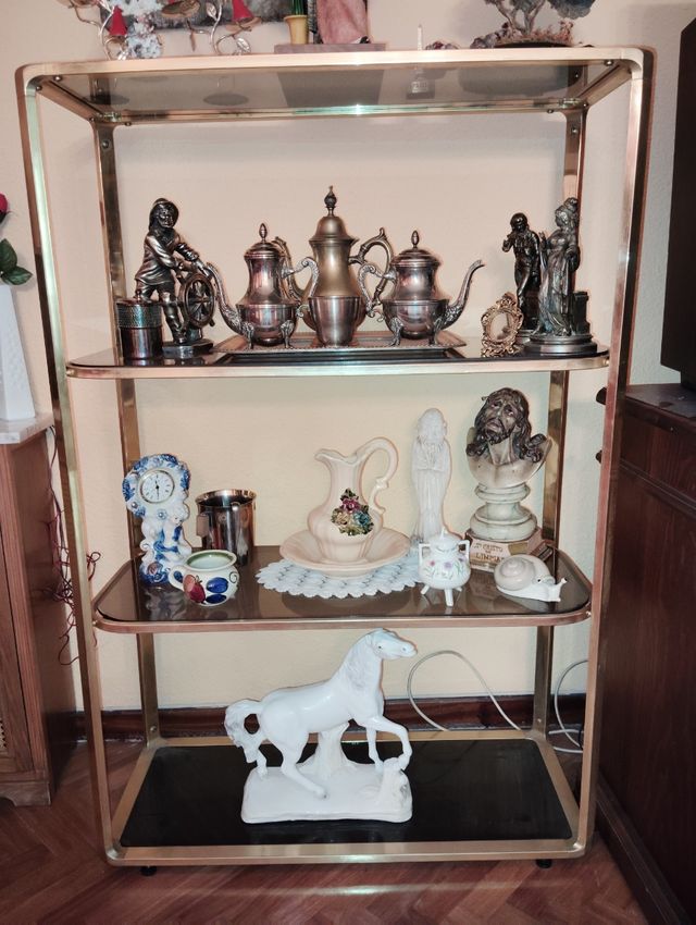 Estantería dorada vintage