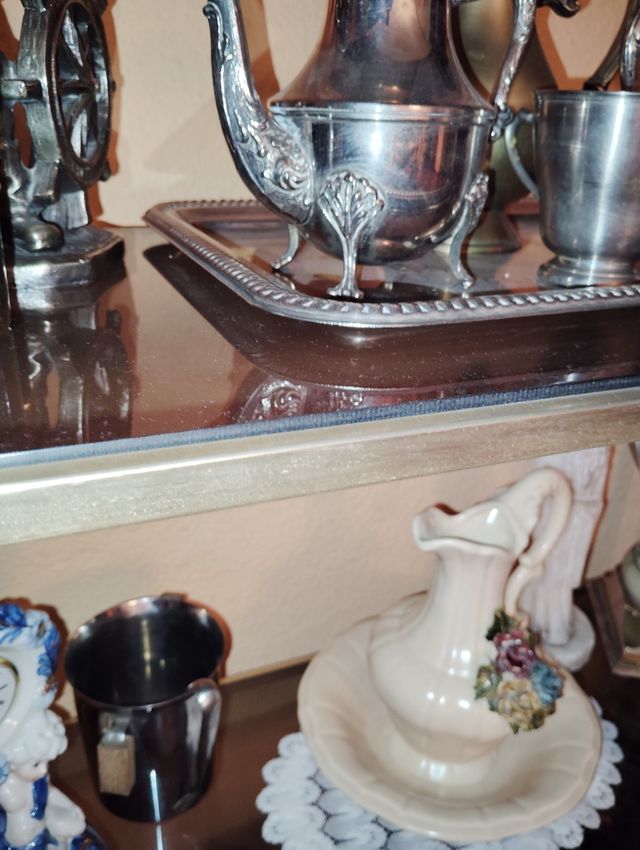 Estantería dorada vintage