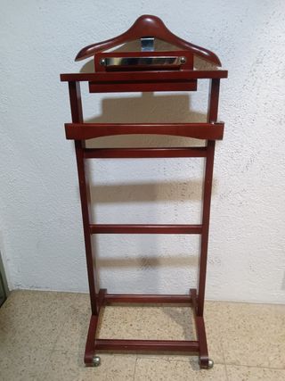 Perchero de madera estilo clásico