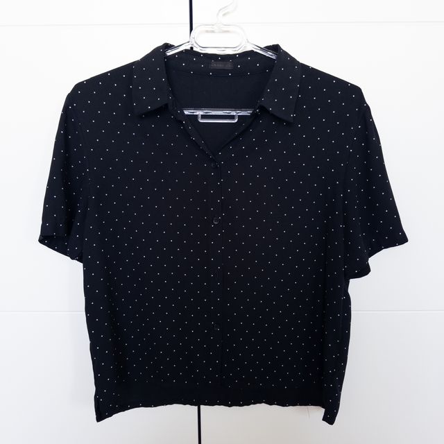 Blusa / Camisa negra topos / lunares manga corta