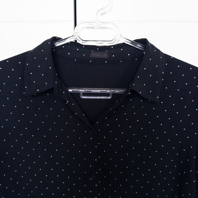 Blusa / Camisa negra topos / lunares manga corta