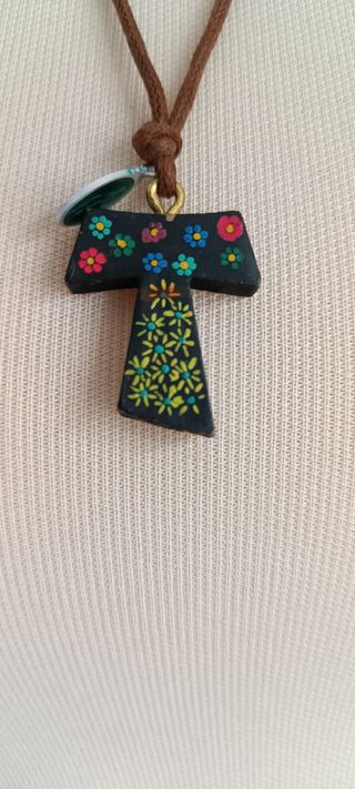 CROCIFISSO TAU DIPINTO A MANO CON MADONNA