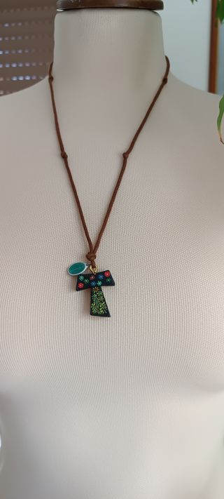 CROCIFISSO TAU DIPINTO A MANO CON MADONNA