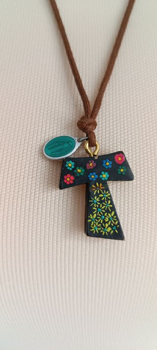 CROCIFISSO TAU DIPINTO A MANO CON MADONNA