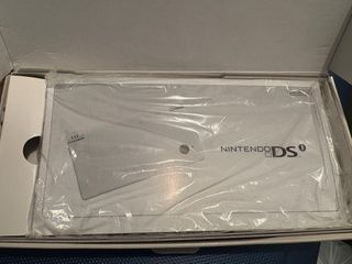 Caja Nintendo DSi negra y Manuales