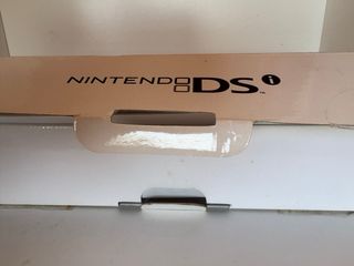 Caja Nintendo DSi negra y Manuales