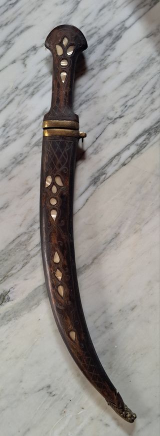 Janbiya curva: Artesanal, nácar