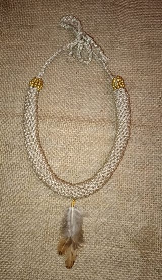 Collar artesanal beige y dorado