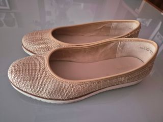 Bailarinas beige y doradas usadas