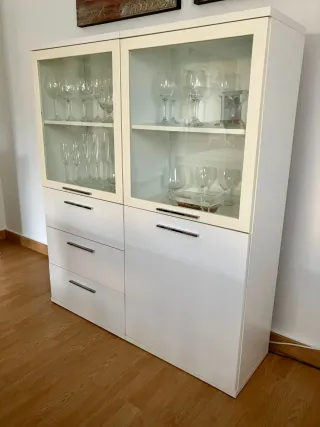 Mueble aparador vitrina blanco. Muy buen estado.