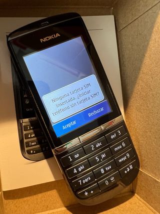 Nokia Asha 300 - Teléfono táctil (no libre)