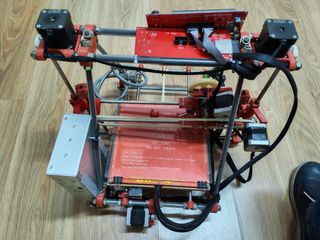Impresora 3D Prusa Mendel roja para poner a punto
