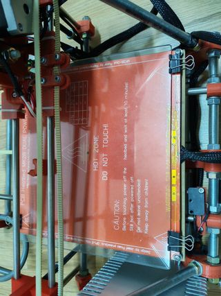 Impresora 3D Prusa Mendel roja para poner a punto