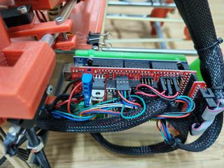Impresora 3D Prusa Mendel roja para poner a punto