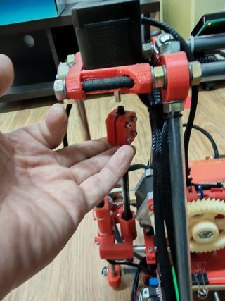 Impresora 3D Prusa Mendel roja para poner a punto