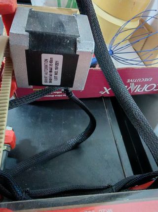Impresora 3D Prusa Mendel roja para poner a punto