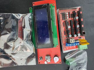 Impresora 3D Prusa Mendel roja para poner a punto