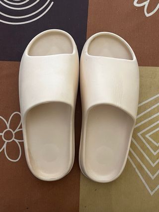 Chanclas Yeezy Beige - Talla 45