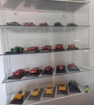 Collezione auto in bacheca