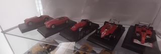 Collezione auto in bacheca
