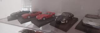 Collezione auto in bacheca