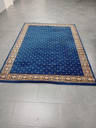 Alfombra salón azul y dorada