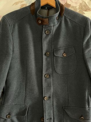 Chaqueta Massimo Dutti azul, cuello mao y coderas.