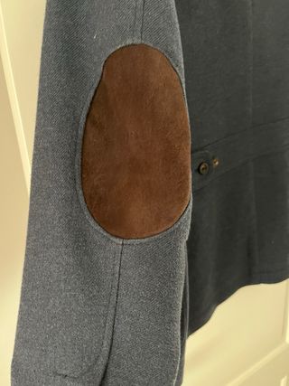 Chaqueta Massimo Dutti azul, cuello mao y coderas.
