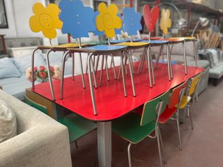 Mesa y 14 sillas Agatha Ruiz de la Prada