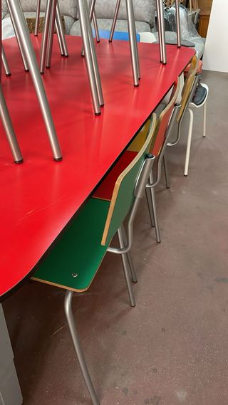 Mesa y 14 sillas Agatha Ruiz de la Prada