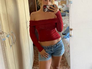 Top rojo hombros caídos