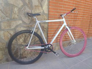 Bicicleta Fixie Fabricbike blanca y rosa