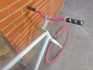Bicicleta Fixie Fabricbike blanca y rosa