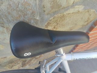 Bicicleta Fixie Fabricbike blanca y rosa
