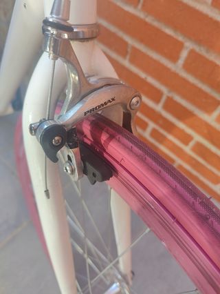 Bicicleta Fixie Fabricbike blanca y rosa