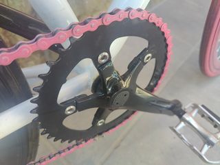 Bicicleta Fixie Fabricbike blanca y rosa