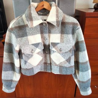 Chaqueta Bershka cuadros gris-blanco