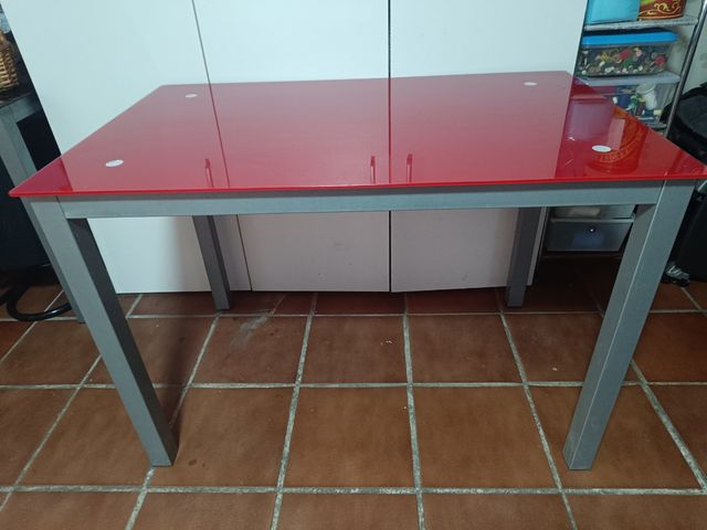 Mesa cristal roja y gris