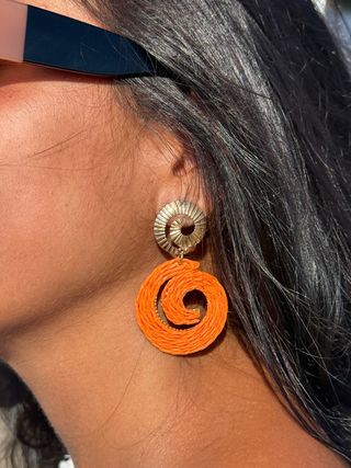 Pendientes dorados y naranjas