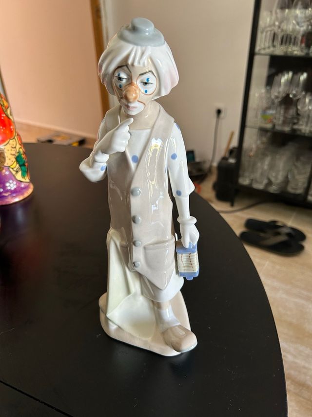 Figura di pagliaccio in porcellana fatta a mano