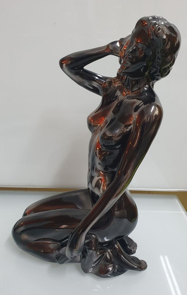 Figura Axia porcelana negro metalico