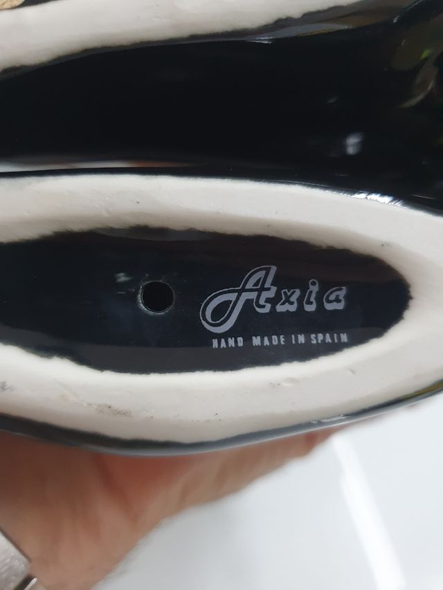 Figura Axia porcelana negro metalico