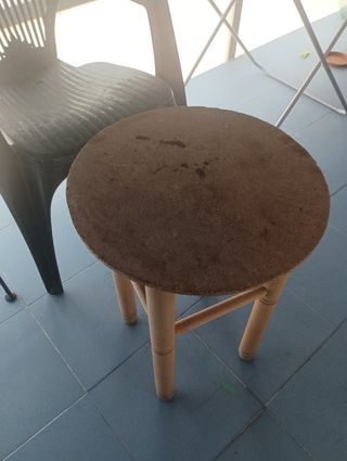 3 sillas, 2 plástico y una madera y mesa pequeña.