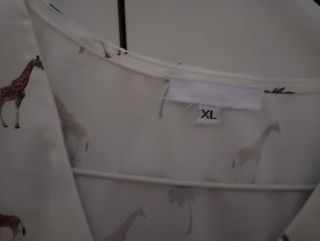 Blusa blanca estampado jirafas - XL
Falda verde