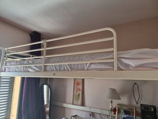 Cama alta blanca metálica
